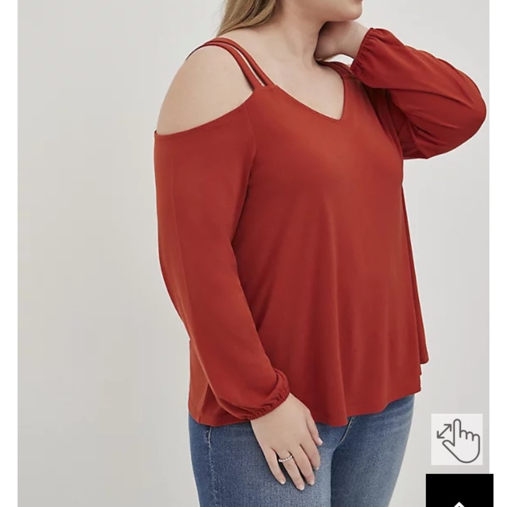 KNIT CREPE V-NECK COLD CUTOUT COLD SHOULDER TOP